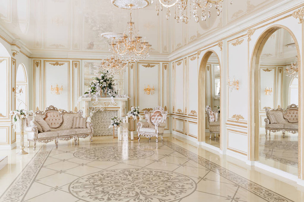 Luxus vintage belső tér kandallóval, arisztokratikus stílusban - Fotó, kép
