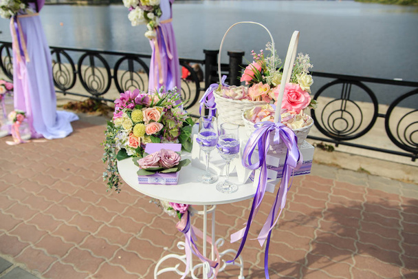 vasos con encaje y una caja para anillos en la ceremonia de boda de mesa
 - Foto, imagen
