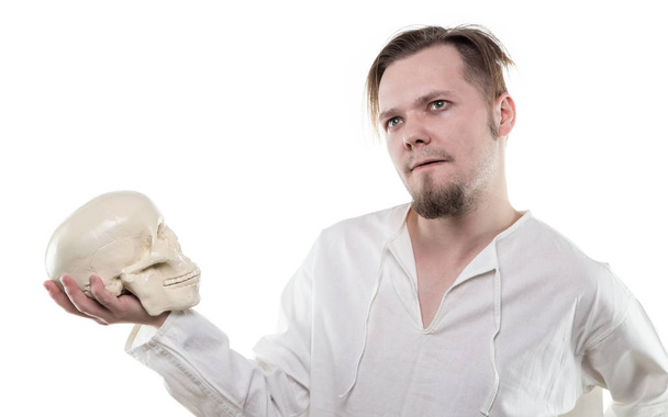 İnsan kafatası ile şaşkın adam - Fotoğraf, Görsel