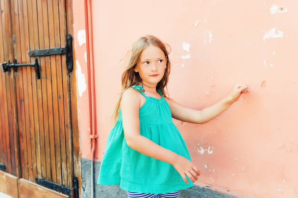 Gros plan portrait d'une jolie petite fille de 7-8 ans, vêtue d'un haut vert
 - Photo, image