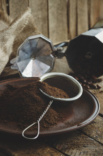 Φρυγμένους κόκκους καφέ και καφέ στην πλάκα - Φωτογραφία, εικόνα