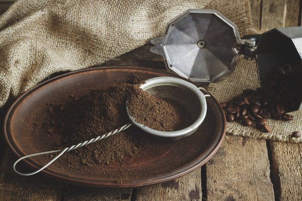 Grãos de café torrados e café moído no prato
 - Foto, Imagem