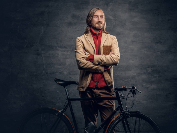 Uomo in posa con bicicletta autentica
 - Foto, immagini