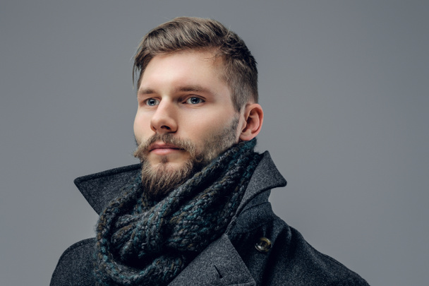 暖かいジャケットに身を包んだ髭の男 - 写真・画像