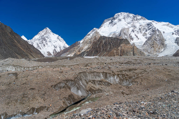 K2 and Broadpeak mountain behind Baltoro glacier, K2 trek, Pakis - Fotoğraf, Görsel