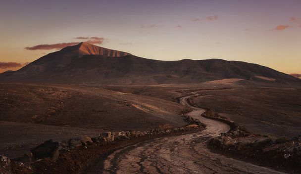 пустынная дорога - Фото, изображение