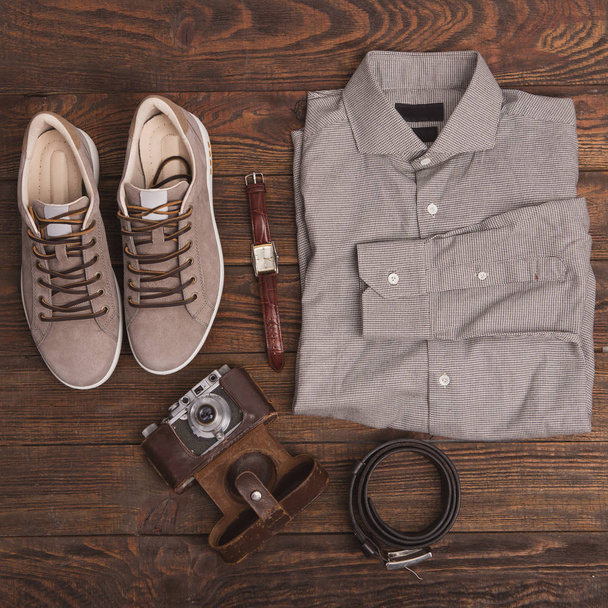 Flat lay of modern men's clothing on a brown wooden background.  - Foto, Bild