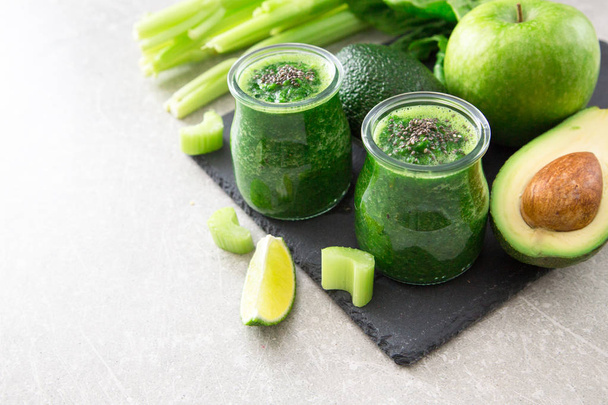 Gemengde groene smoothie met ingrediënten. Superfood, detox  - Foto, afbeelding