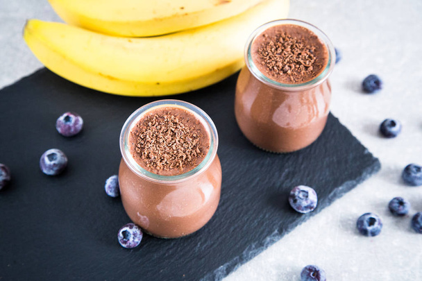 Шоколадный банановый коктейль с семенами чиа и черникой
  - Фото, изображение