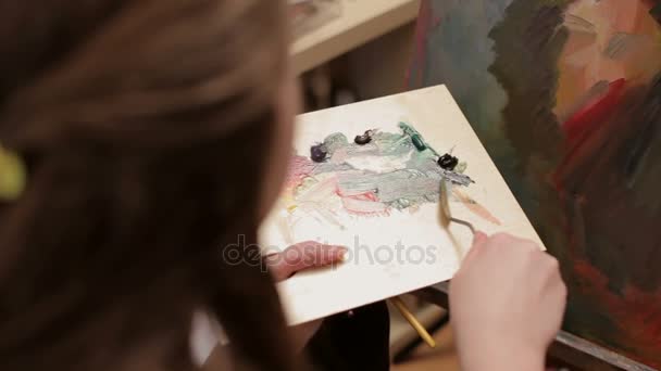 Taiteilija maalaus öljyllä kankaalle
 - Materiaali, video