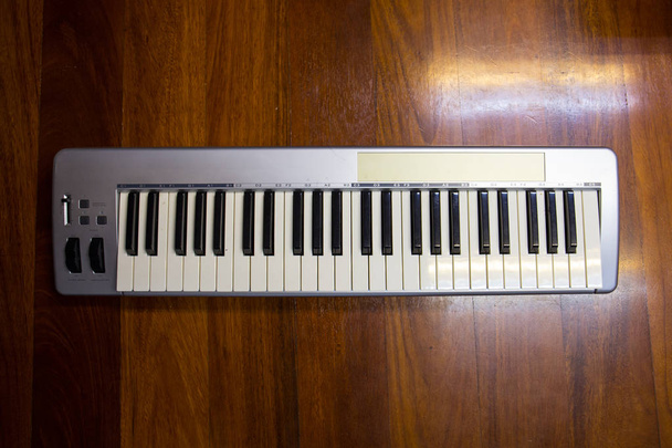 ウッドフロアの電子ピアノ  - 写真・画像