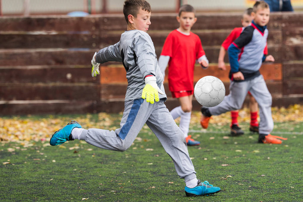 Junge kickt Fußball  - Foto, Bild