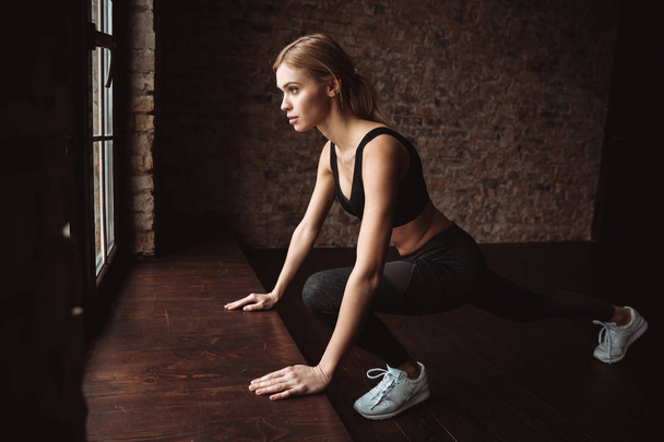 Pretty young fitness woman make sport exercises - Fotografie, Obrázek