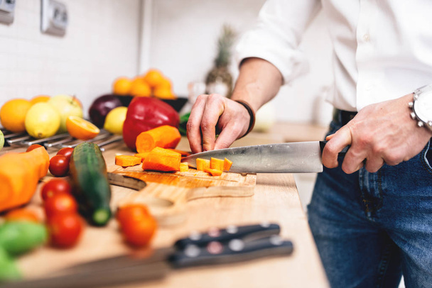 Салат для приготування їжі чоловіків. крупним планом професійний кухар різання овочів для обідньої страви
 - Фото, зображення
