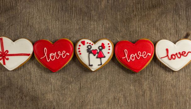 Αγάπη καρδιά χρωματιστά μπισκότα την ημέρα του Αγίου Βαλεντίνου - Φωτογραφία, εικόνα