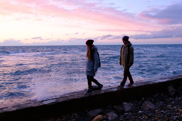 young couple walking along shore - Foto, immagini