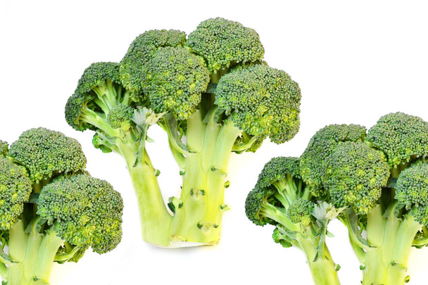 Zdravá brokolice syrové a čerstvé zelí izolovaných na bílém pozadí - Fotografie, Obrázek