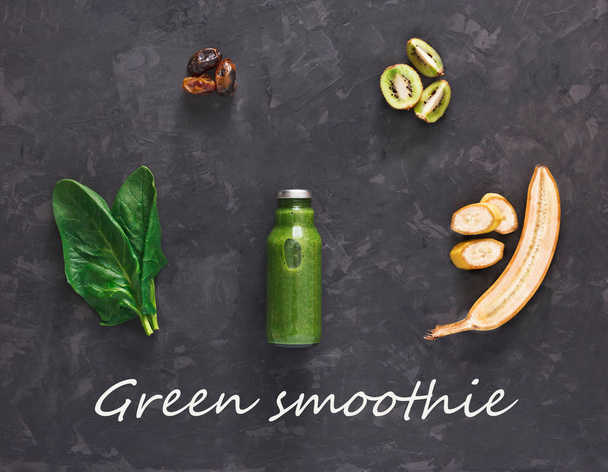 Ingrédients naturels smoothie vert désintoxication sur fond noir
 - Photo, image