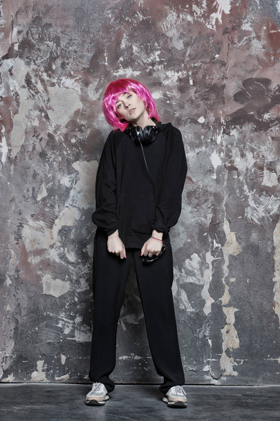 dj girl in pink wig with headphones - Fotoğraf, Görsel