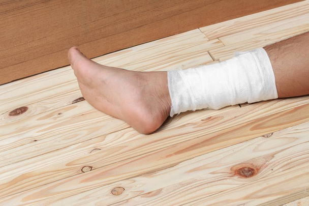 Benda di garza del medico il caso di trattamento con caviglia ferita
  - Foto, immagini