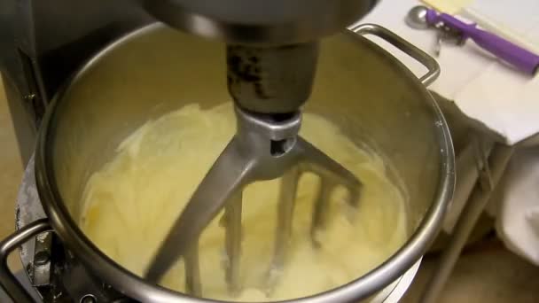 Mixing potatoes in an industrial mixer. - Záběry, video
