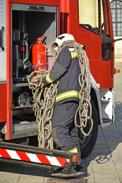 Pompier au travail
 - Photo, image
