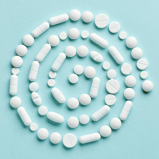 píldoras de medicina blanca sobre fondo azul
 - Foto, imagen