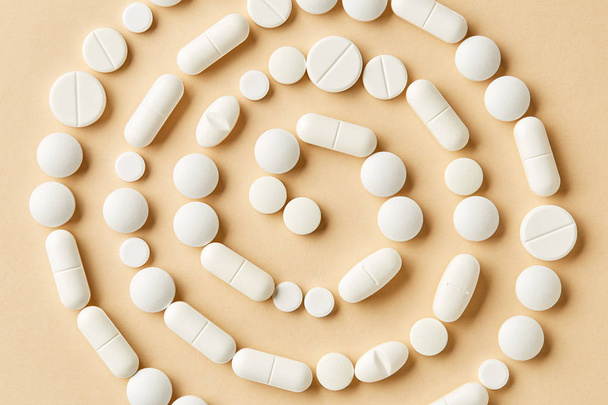 pílulas de medicina branca em fundo bege
 - Foto, Imagem