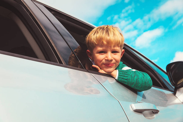 heureux petit garçon Voyage en voiture au ciel
 - Photo, image