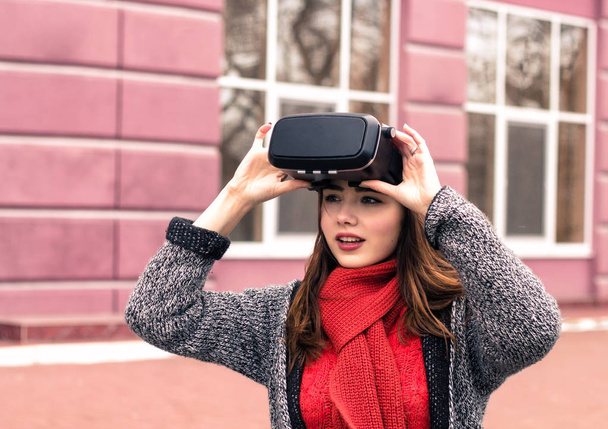 красивая молодая девушка с гарнитурой виртуальной реальности или 3D очки
  - Фото, изображение