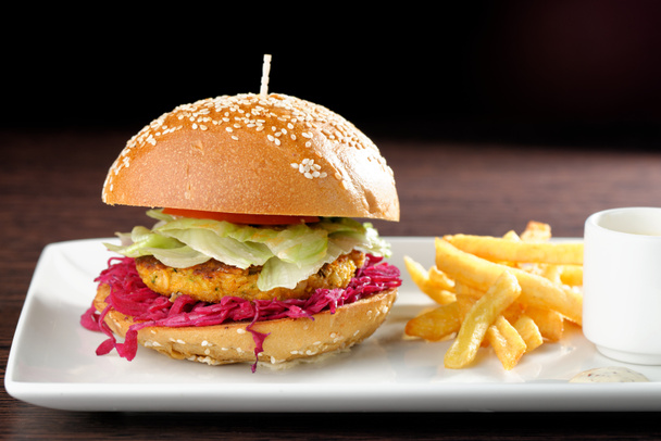  Hamburger végétarien / poisson frais et frit
  - Photo, image
