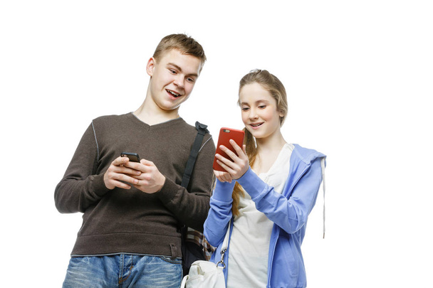 adolescent garçon et fille debout avec téléphones mobiles
 - Photo, image