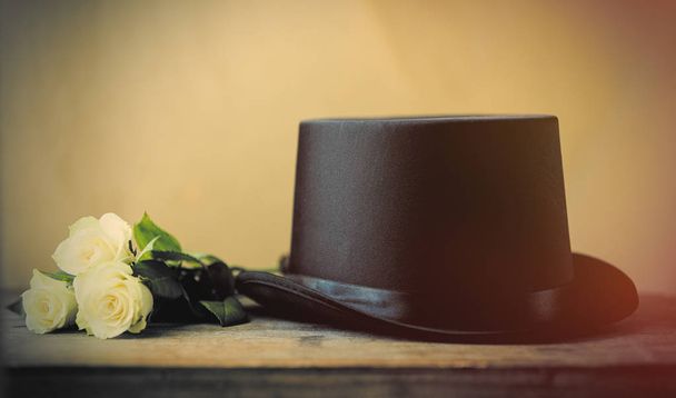 chapeau haut de forme gentelman et roses
 - Photo, image