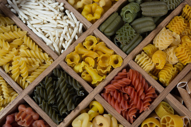 Ποικιλία από τύπους, χρώματα και σχήματα των ιταλικών ζυμαρικών. Ξηρά ζυμαρικά  - Φωτογραφία, εικόνα