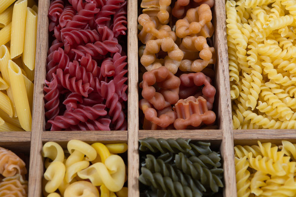 Variété de types, couleurs et formes de pâtes italiennes. Fond de pâtes sèches, gros plan
 - Photo, image