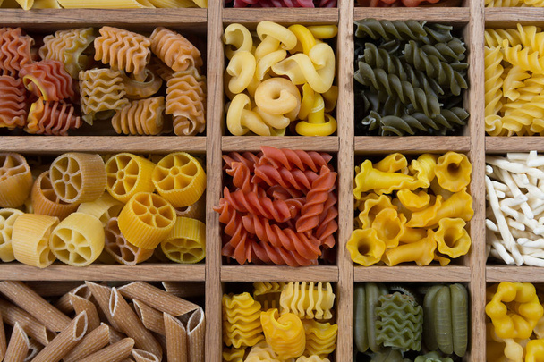 Variedade de tipos, cores e formas de massas italianas. Massa seca fundo, close-up
 - Foto, Imagem