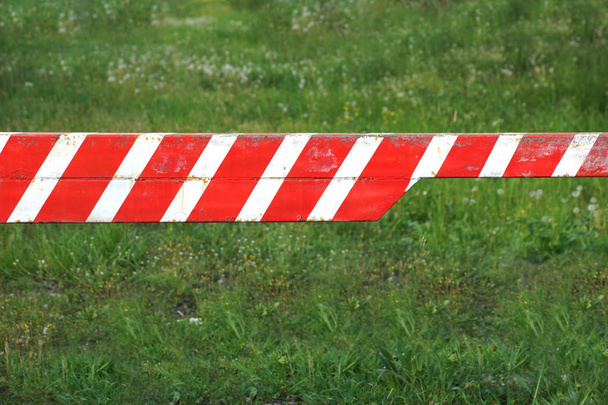 Червоно-білий кольоровий вуличний бар'єр на порожній дорозі Закритий
 - Фото, зображення