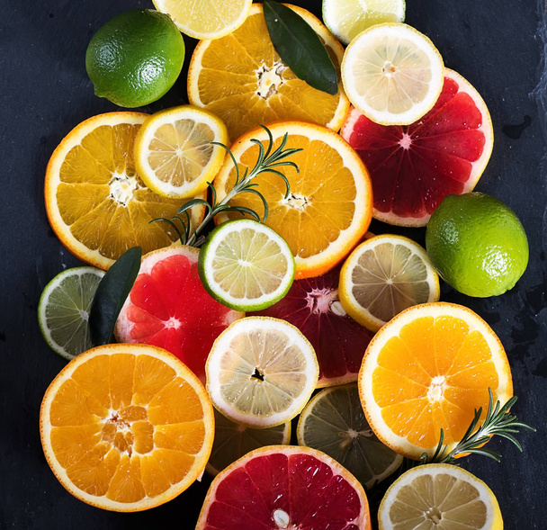 Szeletelt, citrusfélék, vitaminok, narancs, grapefruit, lime, lédús gyümölcsök háttér - Fotó, kép