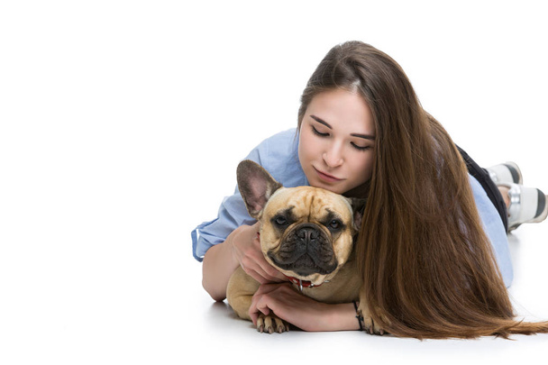 Hermosa chica con bulldog francés
 - Foto, Imagen