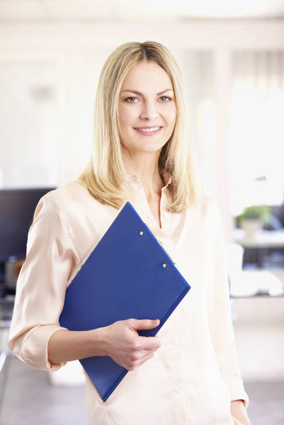 businesswoman standing in the office - Fotó, kép