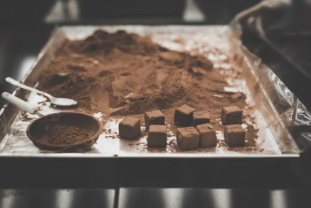 Cocoa powder on chocolate tray. - Foto, imagen