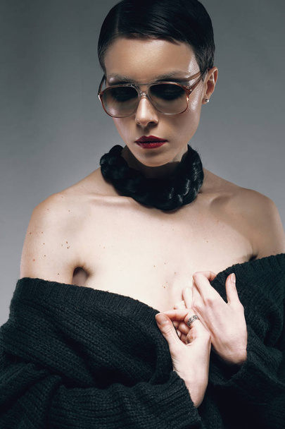 Hermosa y elegante chica en tacones con gafas en el estudio sobre un fondo blanco
 - Foto, imagen