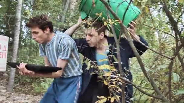 Dois caras na floresta tocam perigo sinal de perigo e sendo atingido por eletricidade
 - Filmagem, Vídeo