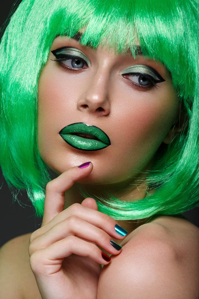 Hermosa chica en peluca verde
 - Foto, imagen
