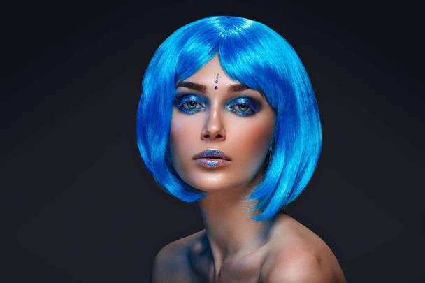 schönes Mädchen mit blauer Perücke - Foto, Bild