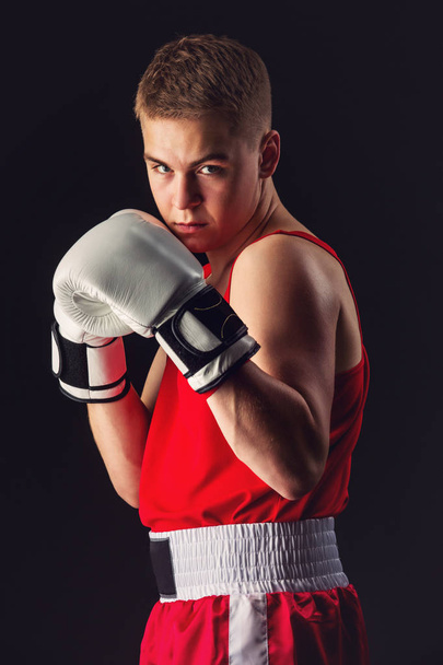 赤いスポーツのスーツの若いボクサー スポーツマン - 写真・画像