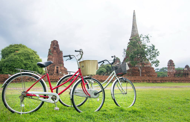 Велосипедный тур среди руин древней Аюттхая, Таиланд
 - Фото, изображение
