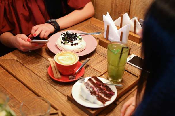 Barátokkal találkozni a kávézók és a rendelés cukrászda cherry pie, mer - Fotó, kép