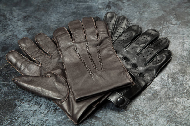 Dos pares de guantes de cuero
 - Foto, imagen