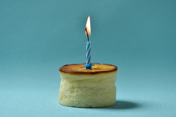 lit birthday candle on a cheesecake - Φωτογραφία, εικόνα